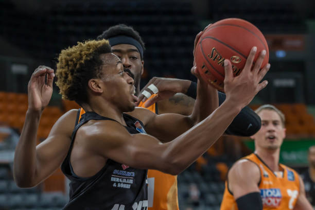 更涉及到球 更涉及到球