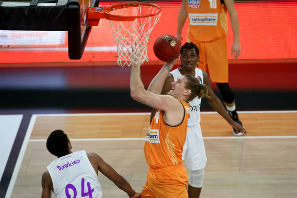 他们凭借 他们凭借