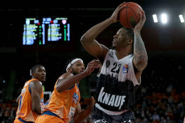 钢人试图用 钢人试图用