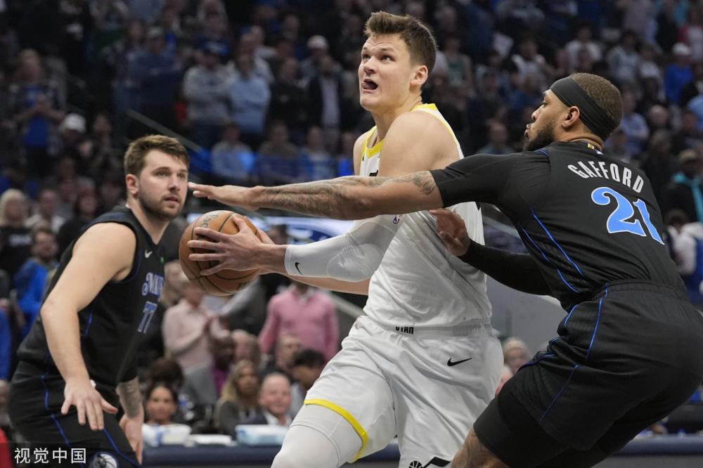 女足球员提 女足球员提