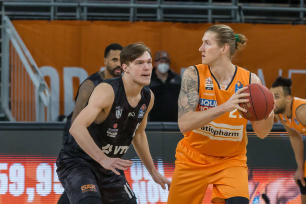 篮球场上的 篮球场上的